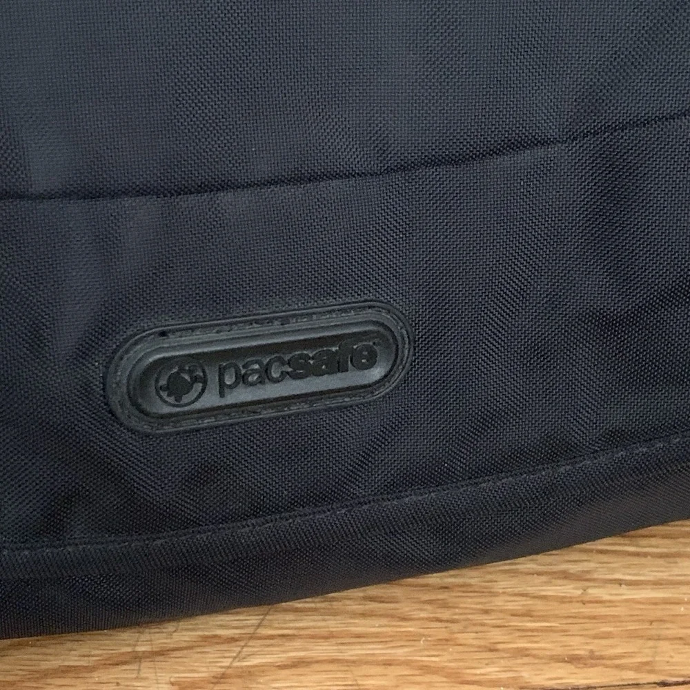 Pac safe Metrosafe 200 GII Sling / Backpack Anti-theft With Coin Purse